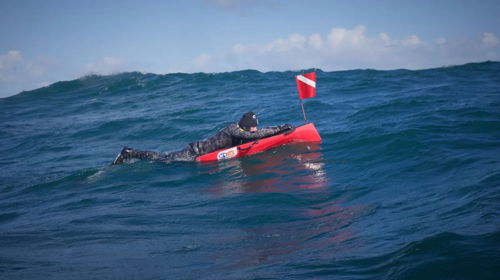 Marc Corbel à la palme dans la mer agitée des Glénan